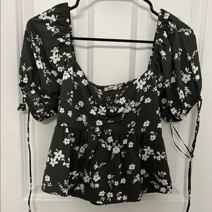 Floral Puff Sleeve Top - Black and White